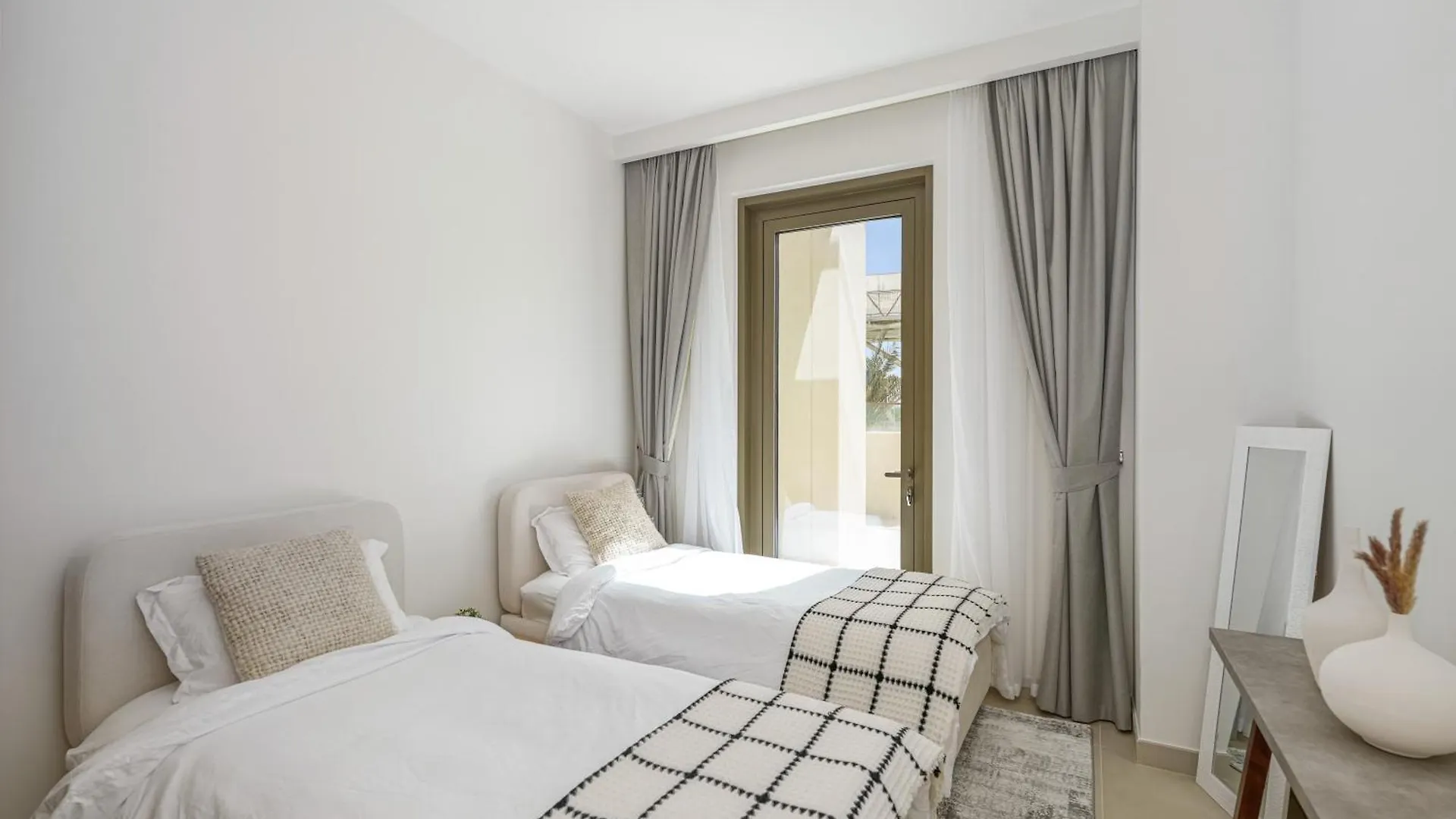 Beach View Luxury Apartment Dubai