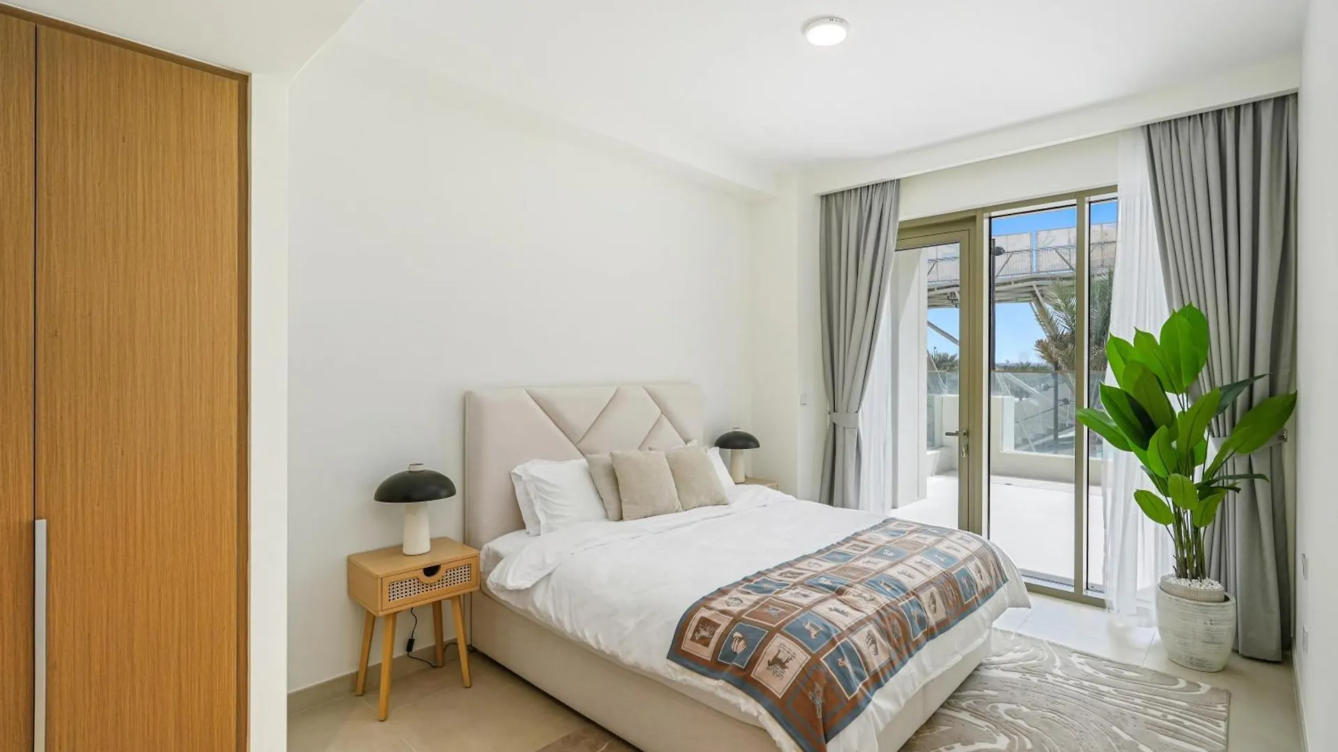 Beach View Luxury Apartment Dubai